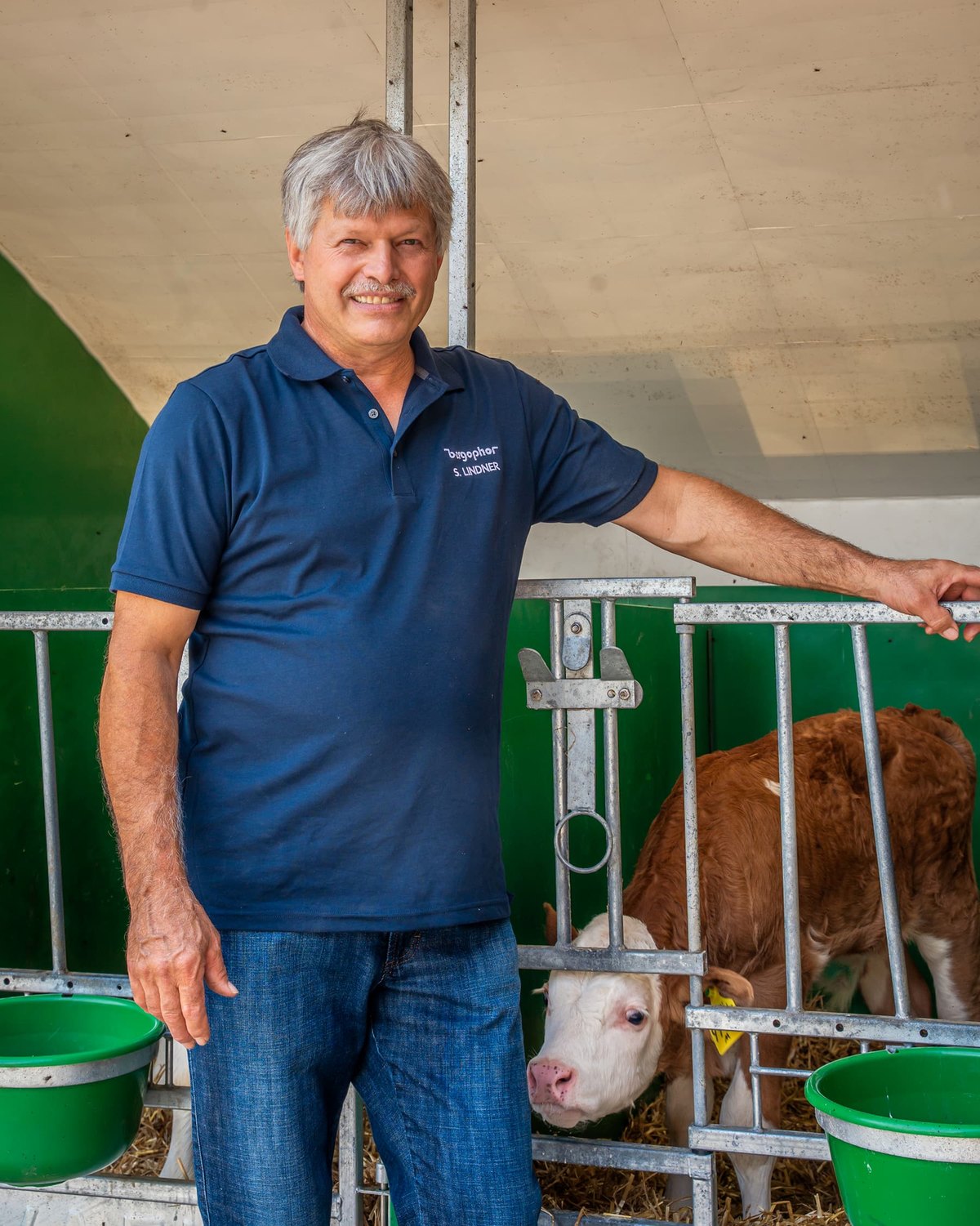 Stefan Lindner im Kälberstall an der Fütterungseinheit
