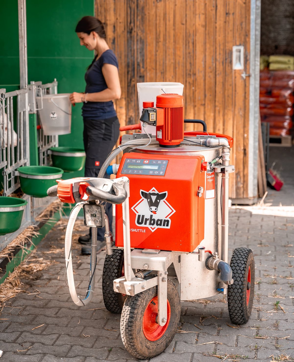 Milchtaxi von Urban im Hofbereich – fahrbare Kälbertränke