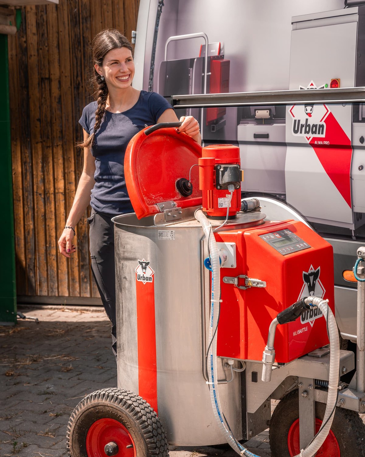 Fahrbarer Tränkemixer im Kälberstall