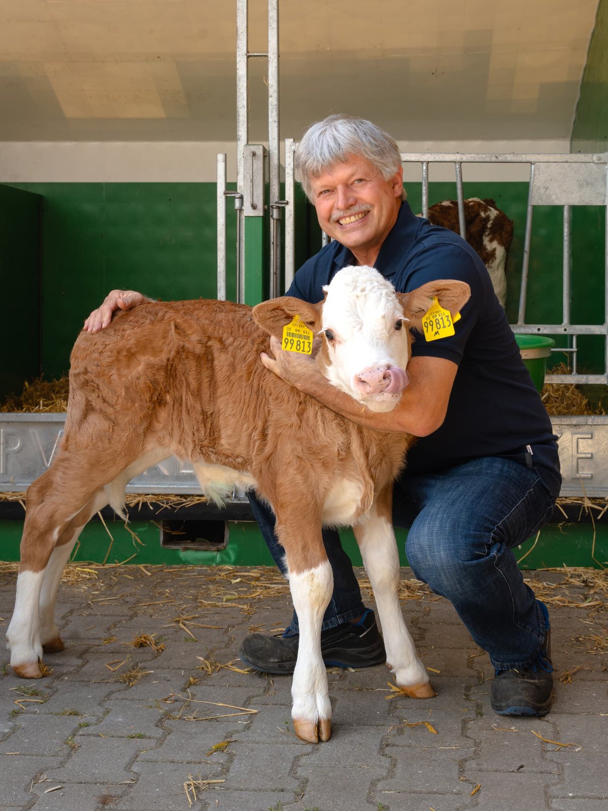 Stefan Lindner mit einem jungen Kalb im Stall